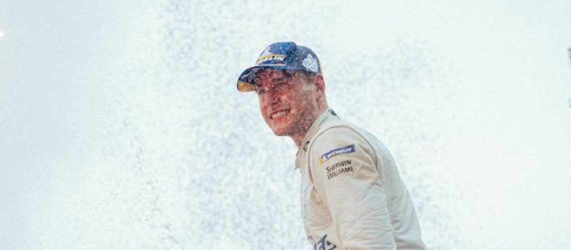 Stoffel Vandoorne viert het behalen van de Formule E-titel