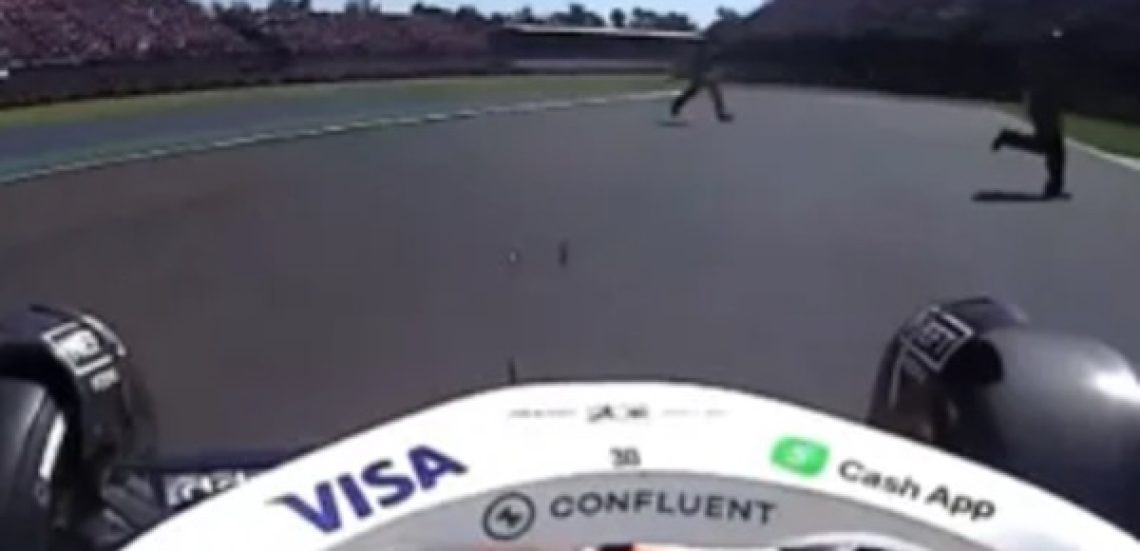 marshals steken plots de baan over voor Liam Lawson tijdens de GP van Mexico 2025 x - F1