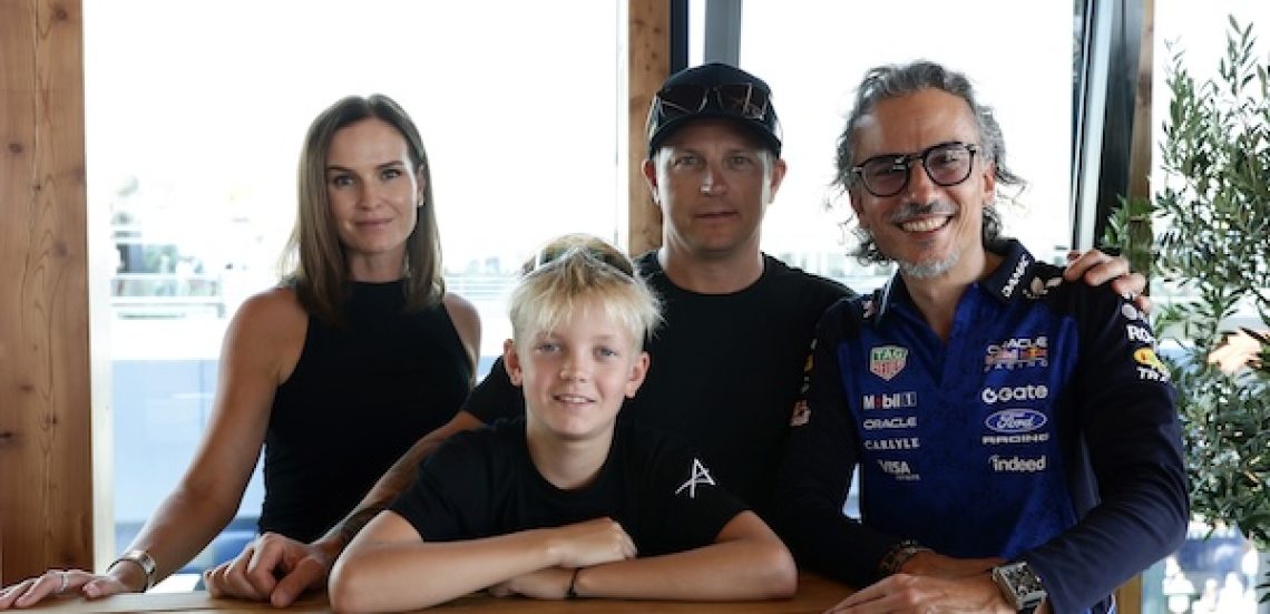 Robin Raikkonen en zijn ouders bij het ondertekenen van zijn contract bij Red Bull Junior Team